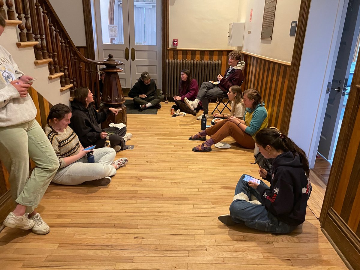 the talent (a.k.a. <a href="/ITG_Boulder/">InsideTheGreenhouse</a> student performers) are fuelling up on local pizza from <a href="/BossLadyPizza/">Boss Lady Pizza</a> with <a href="/osnesb/">Beth Osnes</a> <a href="/maxboykoff/">Max Boykoff</a> &amp; Patrick Chandler before the dress rehearsal = join the <a href="/CUBoulder/">CU Boulder 🦬</a> show Friday 4/15 at 7:30pm in Old Main. Bring a friend!➡️ insidethegreenhouse.org/node/5094