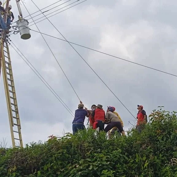 ManuelPenaA's tweet photo. #13Abril || Instalamos Transformador de 37.5kva, en el sector #PalmaSola de #ElPie de #SantaAna. Gracias al Presidente @NicolasMaduro, al ministro @NestorLReverol, al Gobernador My. @Gerardo4fPsuv y a #corpoelectrujillo.

#HumildadYTrabajo
#SemanaSantaSegura2022
@GobTrujillo https://t.co/Ir3KpTJNC7