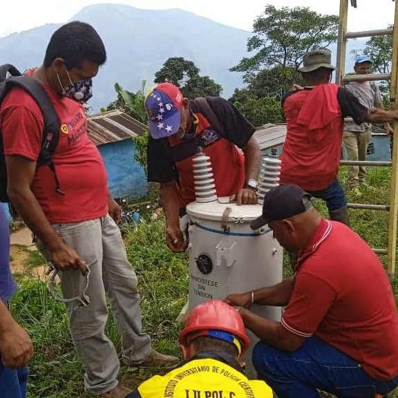 ManuelPenaA's tweet photo. #13Abril || Instalamos Transformador de 37.5kva, en el sector #PalmaSola de #ElPie de #SantaAna. Gracias al Presidente @NicolasMaduro, al ministro @NestorLReverol, al Gobernador My. @Gerardo4fPsuv y a #corpoelectrujillo.

#HumildadYTrabajo
#SemanaSantaSegura2022
@GobTrujillo https://t.co/Ir3KpTJNC7