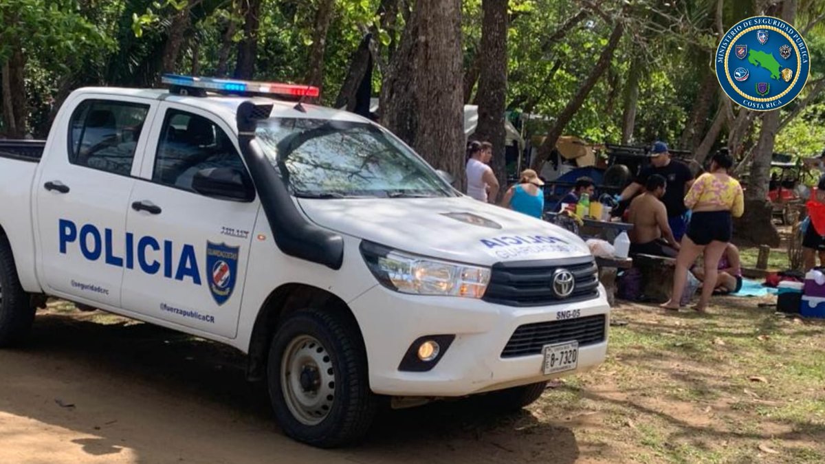 seguridadcrc's tweet photo. #Nandayure, #Guanacaste
Miembros del #GuardacostasCR y @CruzRojaCRC auxiliaron, esta mañana, a una menor y a su padre tras ser arrastrados por una corriente de resaca en playa Coyote. Ninguno ameritó ser trasladado a un centro médico.
#SemanaSantaSegura2022
#SomosUnaSolaFuerza https://t.co/quX1cJjibW