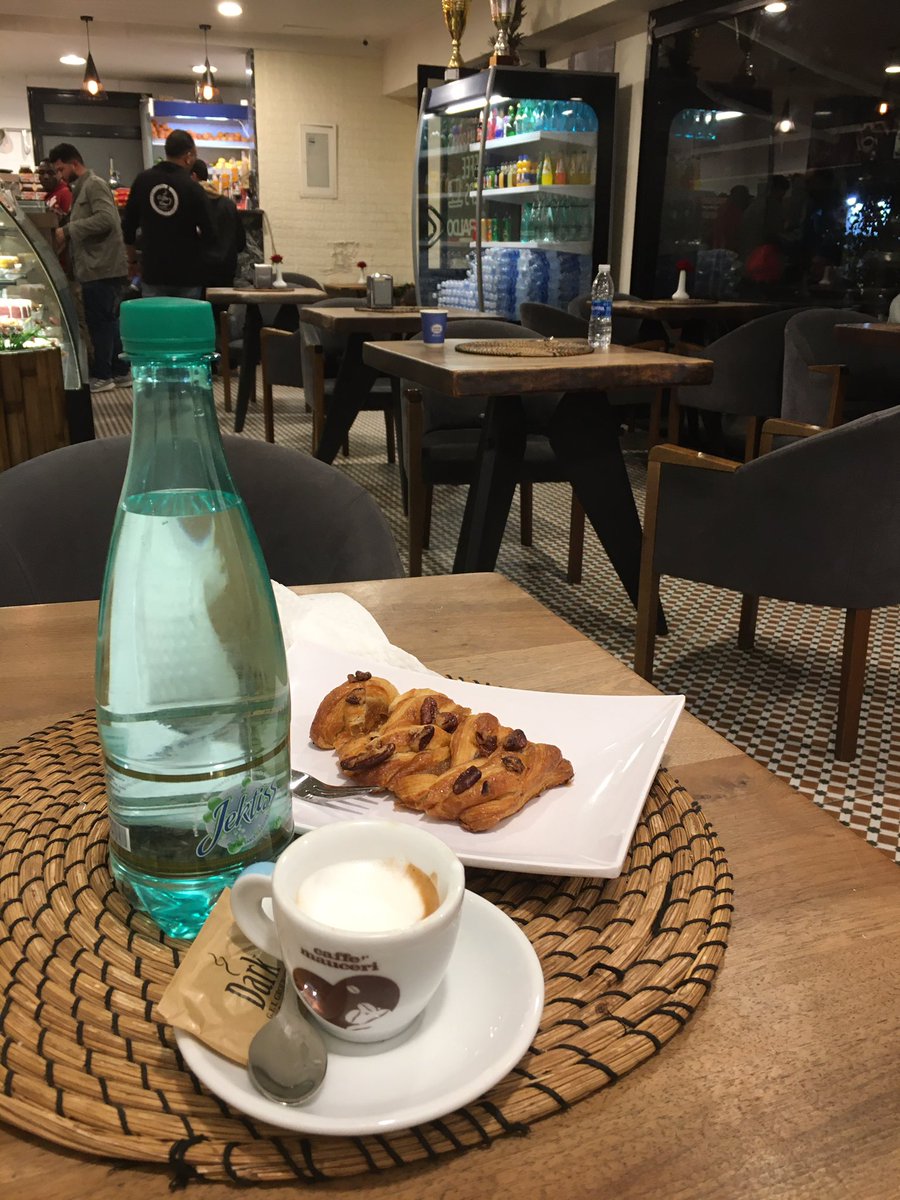 قد يكون الجلوس منفردا مع فنجان قهوة بعيدا عن ضوضاء الكلمات التائهة، فرصة لترتيب الحروف و تسقيمها.