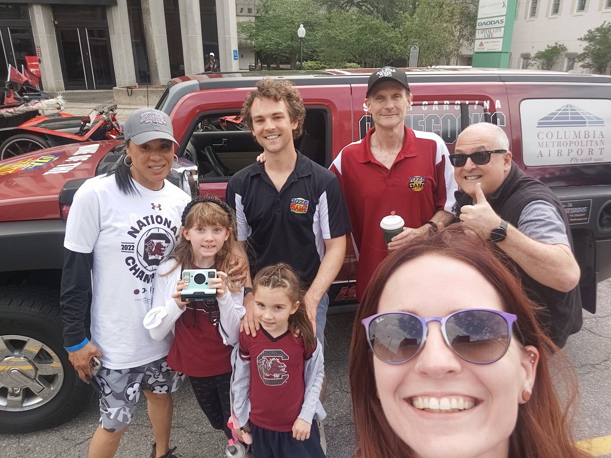 1075thegame's tweet photo. @PearsonFowler @radioterryford @theonejessfrank @B1067 hanging out with @dawnstaley at the @GamecockWBB parade in Downtown Columbia! https://t.co/G3tJgCL7eR