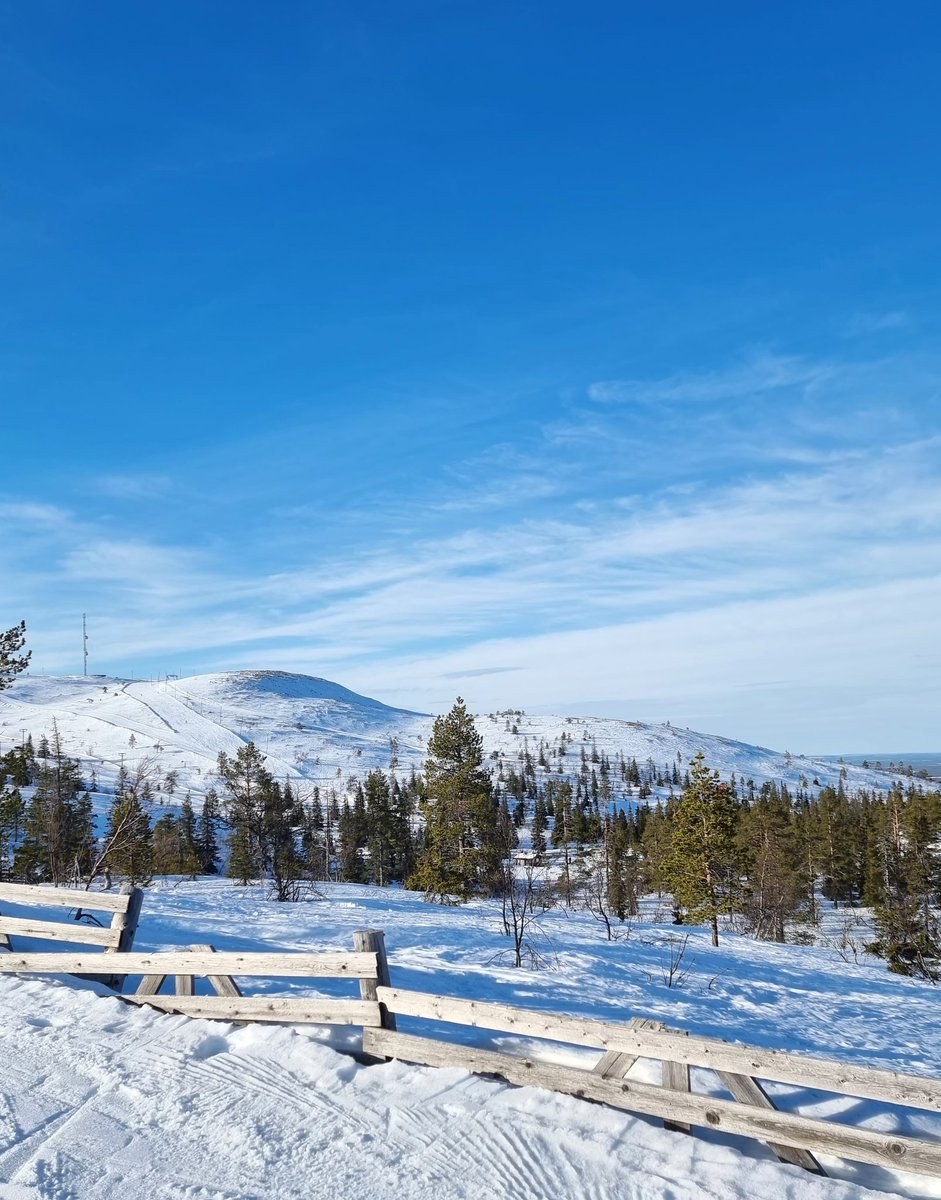 Hyvää pääsiäistä! Levillä lasketellaan ja hiihdetään kivassa kevätsäässä!