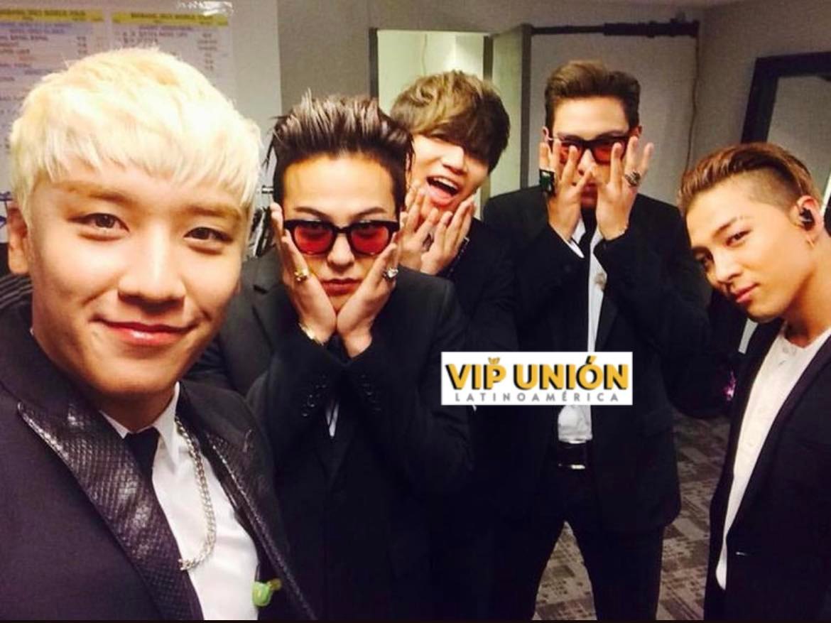 vip_latam's tweet photo. #SELFIESVIP
🔥Los hermanos no siempre son amigos, pero los amigos siempre serán hermanos.🤳.
BIGBANG ON BILLBOARD
STILL BIGBANG AND VIP
#BIGBANG_StillLife
#BIGBANG
#BIGBANG_BILLBOARD https://t.co/Em1PwBt2Yu