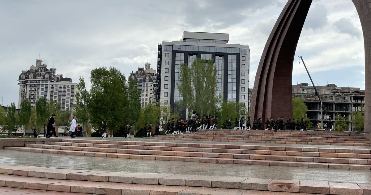 _Niyazova's tweet photo. из-за тревожных мыслей, куда мы катимся, за будущее страны, своё, детей, не спала почти всю ночь. даже прогулка и фильм не помогли. а сейчас еду мимо площади и вижу это.. дети в военной форме 🤦🏻‍♀️ну что за пиздец, а? весь цивилизованный мир отказывается от этого театра абсурда,а мы https://t.co/gL5cra4eo4