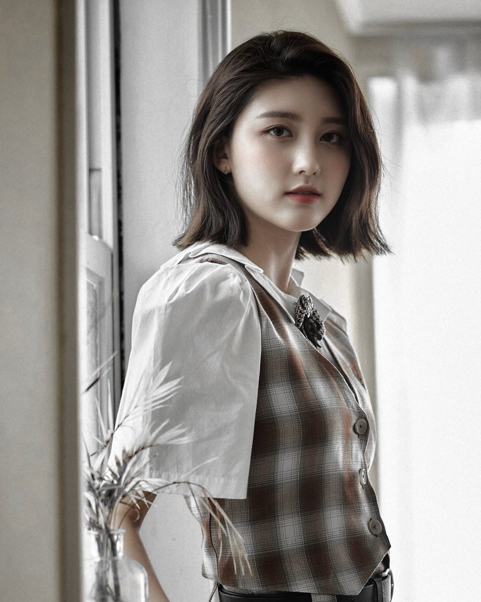 gaeulzip's tweet photo. EVERYONE'S GIRL CRUSH https://t.co/BzCQIRNrg1