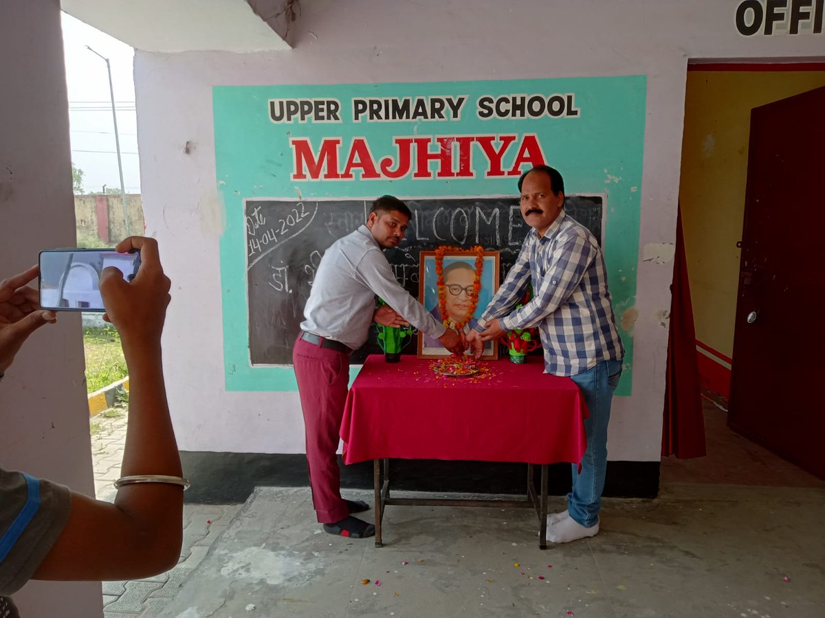 sagar_sahadev's tweet image. बाबा साहब डॉक्टर भीमराव अंबेडकर की जयंती के उपलक्ष में विकासखंड जगत क्षेत्र के उच्च प्राथमिक विद्यालय मझिया मैं आयोजित प्रोग्राम में एसएनसी अध्यक्ष की हैसियत से बाबा साहब के चित्र पर माल्यार्पण किया l उनके जीवन पर विस्तार से प्रकाश डाला l इस मौके पर विद्यालय के सभी शिक्षक मौजूद