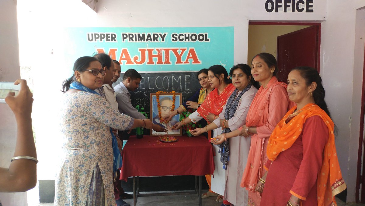 sagar_sahadev's tweet image. बाबा साहब डॉक्टर भीमराव अंबेडकर की जयंती के उपलक्ष में विकासखंड जगत क्षेत्र के उच्च प्राथमिक विद्यालय मझिया मैं आयोजित प्रोग्राम में एसएनसी अध्यक्ष की हैसियत से बाबा साहब के चित्र पर माल्यार्पण किया l उनके जीवन पर विस्तार से प्रकाश डाला l इस मौके पर विद्यालय के सभी शिक्षक मौजूद