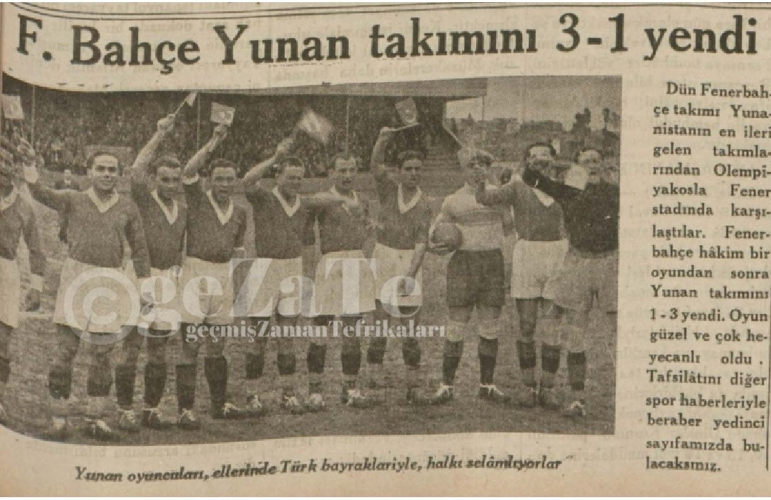 Sene 1935
Fenerbahçe Olympiakos'u 3-1 yeniyor.

Fotoğrafa dikkat❗
Ellerinde Türk bayraklarıyla selam verenler Yunan Olympiakos oyuncuları...