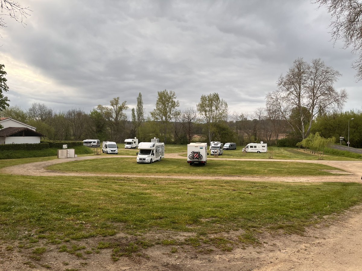 CaravanerosBlog's tweet image. Cruzando Francia hacia el Perigord, nos encontramos casi de casualidad con el precioso pueblo de Labastide d’Armagnac, que tiene una estupenda área de autocaravanas