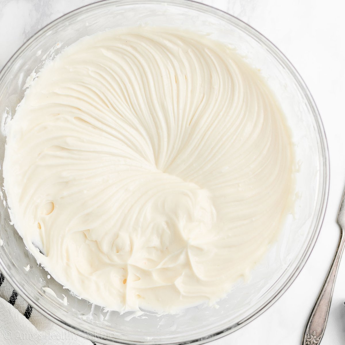 {NEW} How to make cream cheese frosting — WITHOUT cream cheese! 🧁 It’s SO easy. You just need 5 minutes! 👌🏻 This frosting is just as creamy &amp; smooth. It tastes almost identical to regular cream cheese frosting too! 🥳🙌🏻❤️ #recipe: amyshealthybaking.com/blog/2022/04/1…