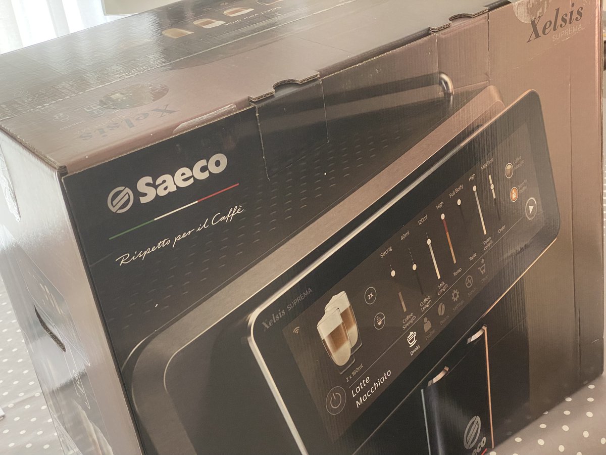 Nach langem Warten ist gestern endlich das Paket mit der Xelsis Suprema bei uns eingetroffen. kaffeepiraten.com/2021/10/22/phi… 
#coffeemachine #coffeeloverforever #kaffeezeitenliebe #coffeeislife #coffeeaddict #kaffeepaket