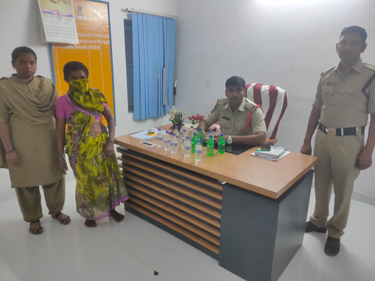 Palnadu_Police's tweet photo. అక్రమంగా మద్యాన్ని విక్రయిస్తున్న వారిని పట్టుకుని అరెస్ట్ చేసి, మద్యాన్ని సీజ్ చేసిన పల్నాడు పోలీస్ అధికారులు. #palnadu #edlapadu #narasaraopet #nagarjunasagar #nakarikallu #atchampet #krosuru #pedakurapadu #sattenapalli #bellamkonda #rajupalem #police #vinukonda #gurazala https://t.co/eRHBHIrWeo