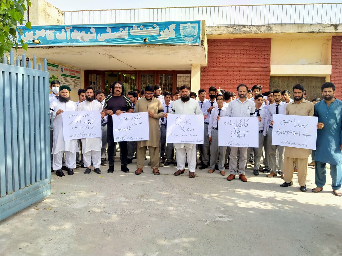 MuhammadSafee77's tweet image. جب ظلم بڑھے اور حد سے بڑھے تو آواز اٹھانا لازم ہے
#Suo_Moto_For_Teachers 
#PayAndServiceProtection