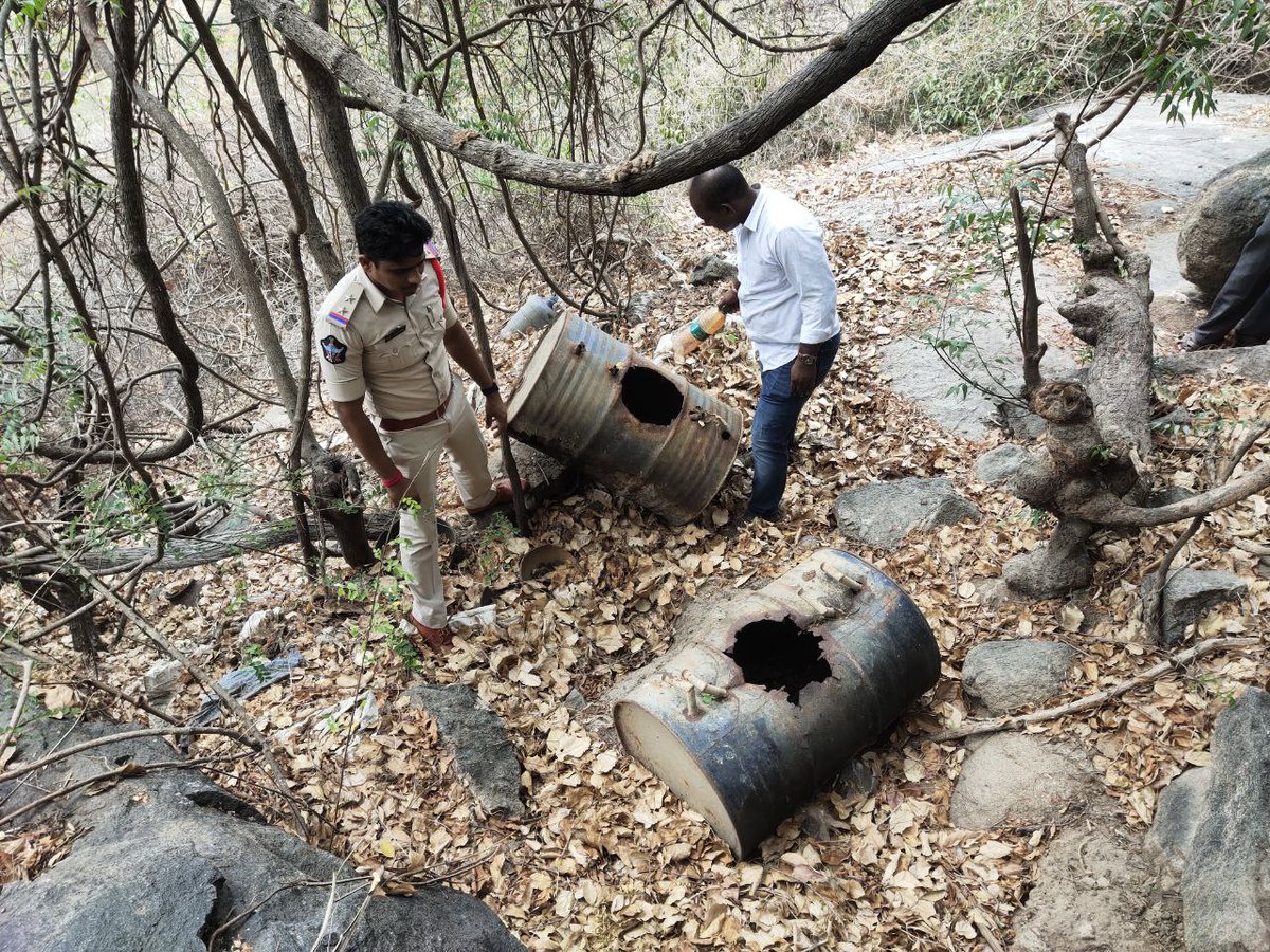 Palnadu_Police's tweet photo. అక్రమంగా మద్యాన్ని విక్రయిస్తున్న వారిని పట్టుకుని అరెస్ట్ చేసి, మద్యాన్ని సీజ్ చేసిన పల్నాడు పోలీస్ అధికారులు. #palnadu #edlapadu #narasaraopet #nagarjunasagar #nakarikallu #atchampet #krosuru #pedakurapadu #sattenapalli #bellamkonda #rajupalem #police #vinukonda #gurazala https://t.co/eRHBHIrWeo
