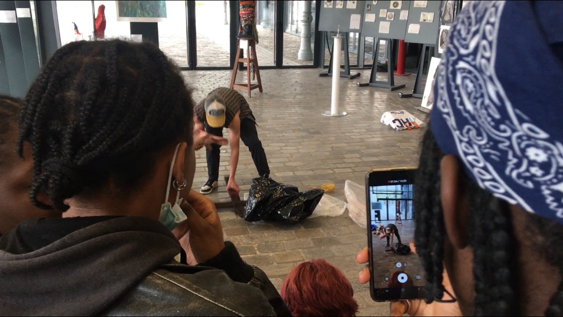 Hier, de nombreux collégiens et lycéens exposaient leurs créations à la Villette. Des jeunes pleins de vie, des enseignants enthousiastes, ce qu’il faut de joie et de subversion ; un beau moment et un très bel accrochage avec Claire Le Gal en scénographe coordinatrice. 👏🏼