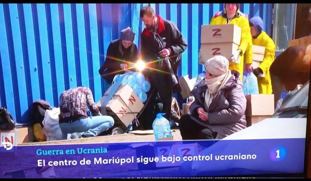 Spanish National TV. The Spanish national TV RTVE 1 tries to #convince people the city center of #Mariupol is still in the hands of the #Ukrianians. Only the #humanitarianAid on the footage has the clear #Russian marking on the boxes.

#ZelenzkyWarCriminal
#NATOwarCriminal