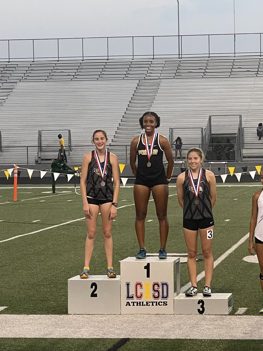 FosterWmnsTrack's tweet photo. 🧹CLEAN SWEEP🧹 in the 1600m Run
🥇- Kamryn Williams @Kamryncene
🥈- Grace Gholson
🥉- Kaitlyn Walsh @_kaitlyn_walsh
👏👏👏WAY TO GO LADIES‼️
#Fa1conFast #ProtectTheNest https://t.co/6W2uDm0Rg6