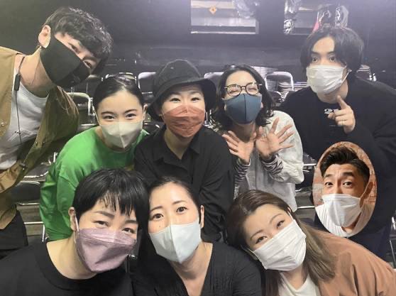 kishimotoayuka's tweet photo. 本当に幸せな初日でした。
この公演は本当に色んな人に助けてもらってます。
初日のお客さま、カーテンコールでずっと拍手してくださってありがとうございます。
こんなに拍手続くと思わなくて、ダブルの段取りしてなかった。ごめんなさい。
写真のまさきの指なぞ。笑
鹿さん自然にいる。笑
#艶ポリス https://t.co/p3MN4zaK4D