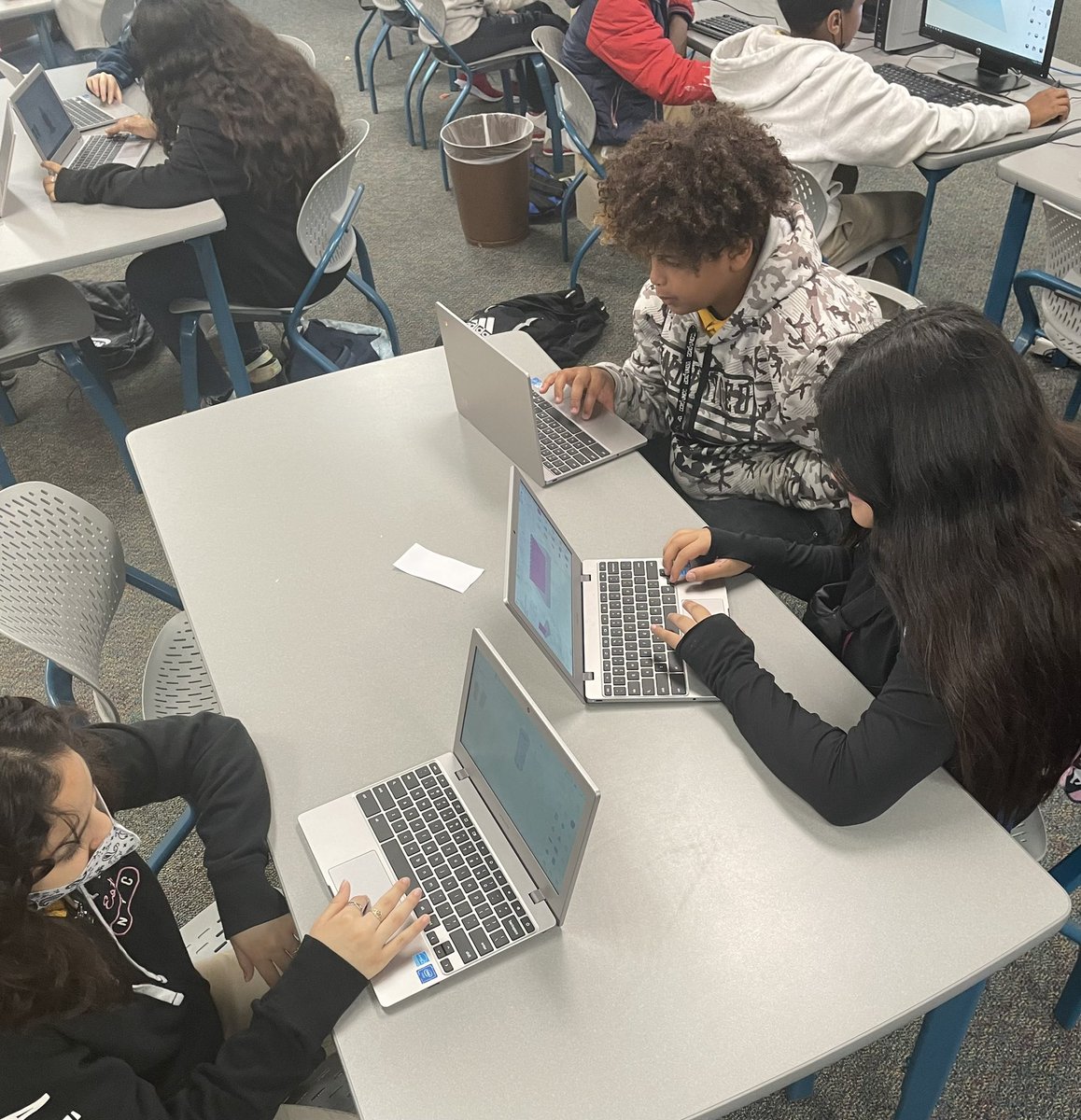 kmsMsDkms's tweet image. Krueger Middle 6th graders designing and creating- bring on the 3- D printer! #rootedkrueger @KMSSci @NEISD @PRINCIPALRUBIO @KMSFamilyKMS @APMikeMorgan