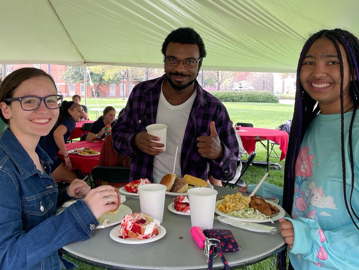 RadfordHonors's tweet image. Great to see all of these sophomores and seniors at the BBQ tonight! Great weather, great food, and great community.