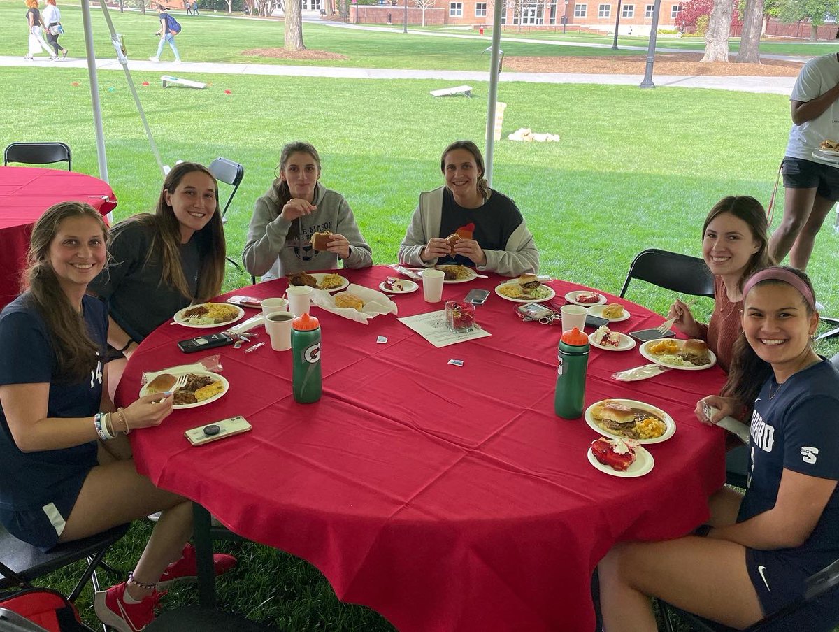 RadfordHonors's tweet image. Great to see all of these sophomores and seniors at the BBQ tonight! Great weather, great food, and great community.