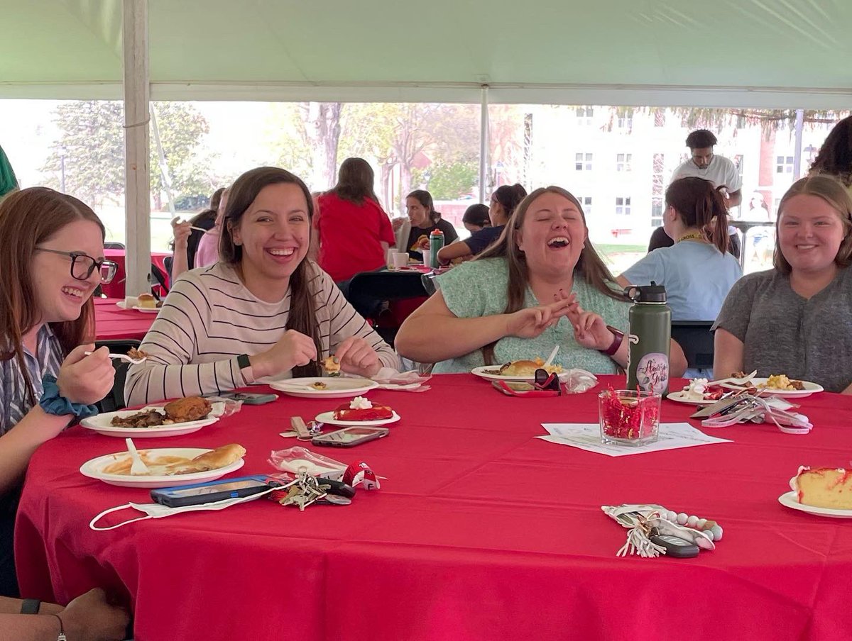 RadfordHonors's tweet image. Great to see all of these sophomores and seniors at the BBQ tonight! Great weather, great food, and great community.