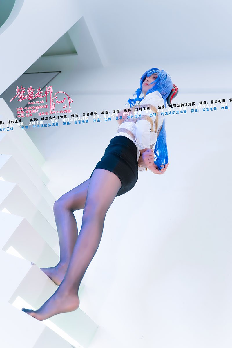 原神二创，甘雨OL
身为璃月七星秘书官，今天的王小美，也有在好好的加班呢

最近因为封锁，货发不出进不来，动力全无。为端午节准备的高雄獒春日旗袍，衣服太短腰太高导致穿不上，备受打击。头壳遥遥无期，拍摄无人合适，打个游戏还要吵架，身心俱疲。生活不易，猫猫叹气