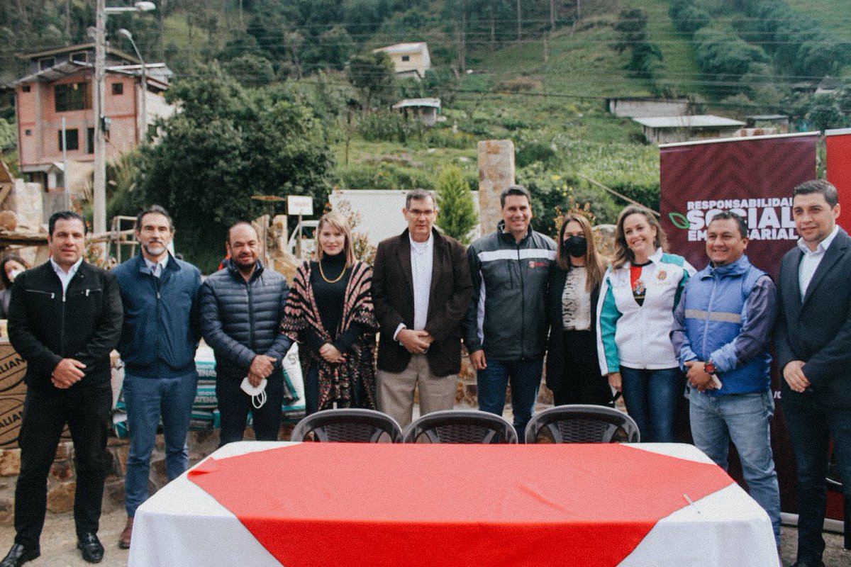GabiBritoA's tweet photo. Gracias al apoyo de la generosa empresa privada de Cuenca se realizó la primera entrega de materiales de construcción para nuestros hermanos de Sayausi, @pedropalaciosu no les ha abandonado ni un solo día. 
#CuencaEsAhora #CuencaUnida https://t.co/MNgqfqIqDG