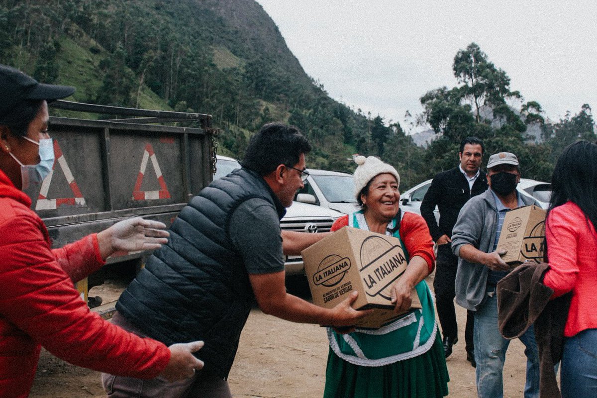 GabiBritoA's tweet photo. Gracias al apoyo de la generosa empresa privada de Cuenca se realizó la primera entrega de materiales de construcción para nuestros hermanos de Sayausi, @pedropalaciosu no les ha abandonado ni un solo día. 
#CuencaEsAhora #CuencaUnida https://t.co/MNgqfqIqDG