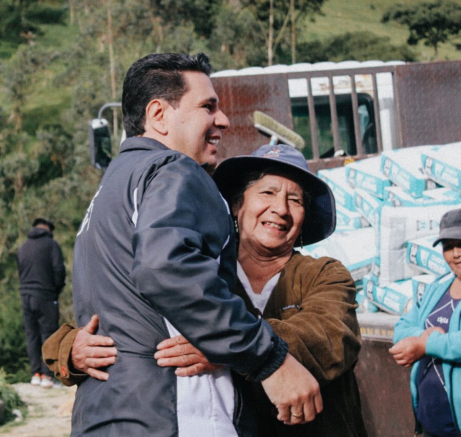 GabiBritoA's tweet photo. Gracias al apoyo de la generosa empresa privada de Cuenca se realizó la primera entrega de materiales de construcción para nuestros hermanos de Sayausi, @pedropalaciosu no les ha abandonado ni un solo día. 
#CuencaEsAhora #CuencaUnida https://t.co/MNgqfqIqDG