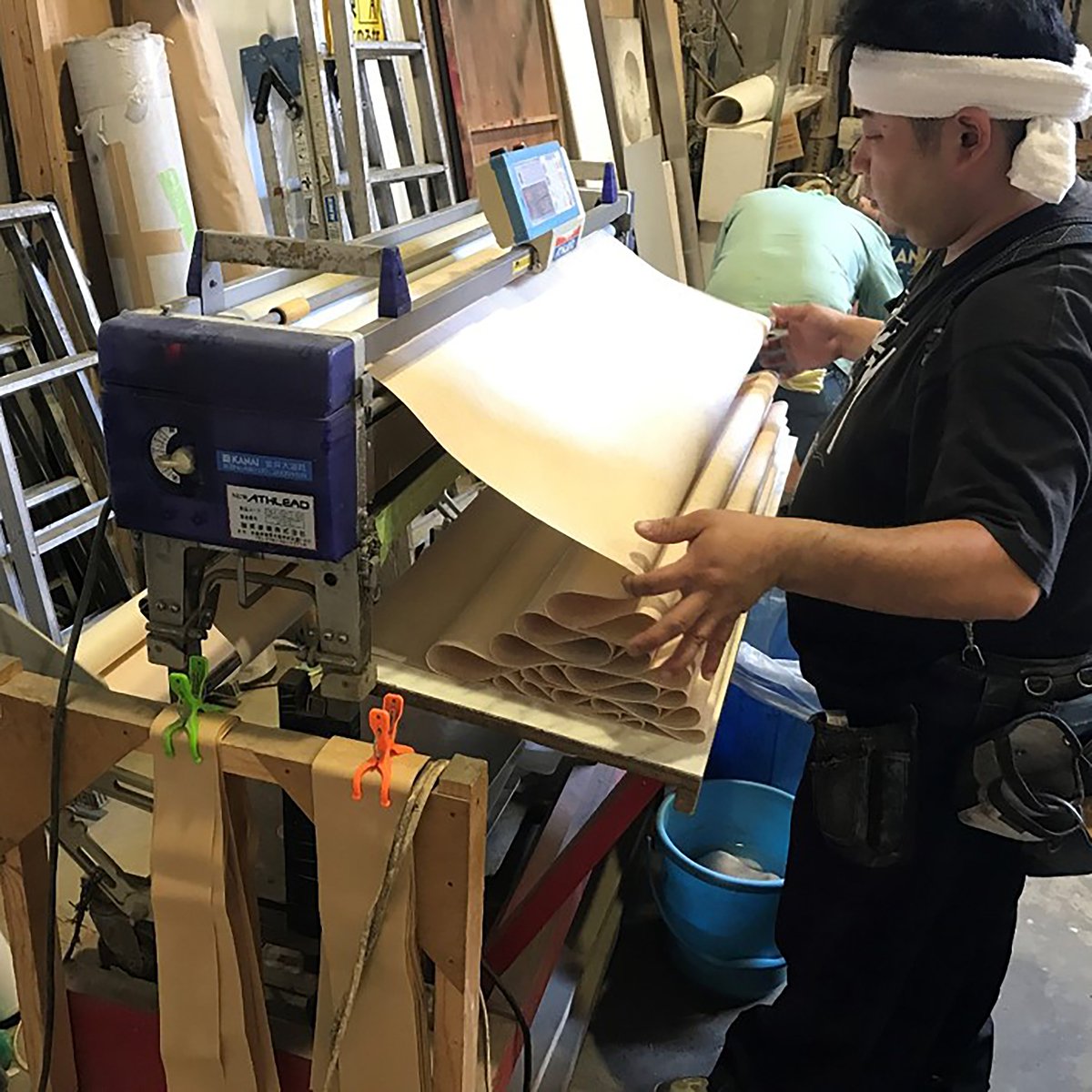 kanai_kanapa's tweet photo. #金井大道具 #経師 #表装 #紙貼り #職人 #仕事道具 #craftsman #theater #stagesetup #kanai #sceneshop #tokyo #japan https://t.co/p1kYWZBOpx