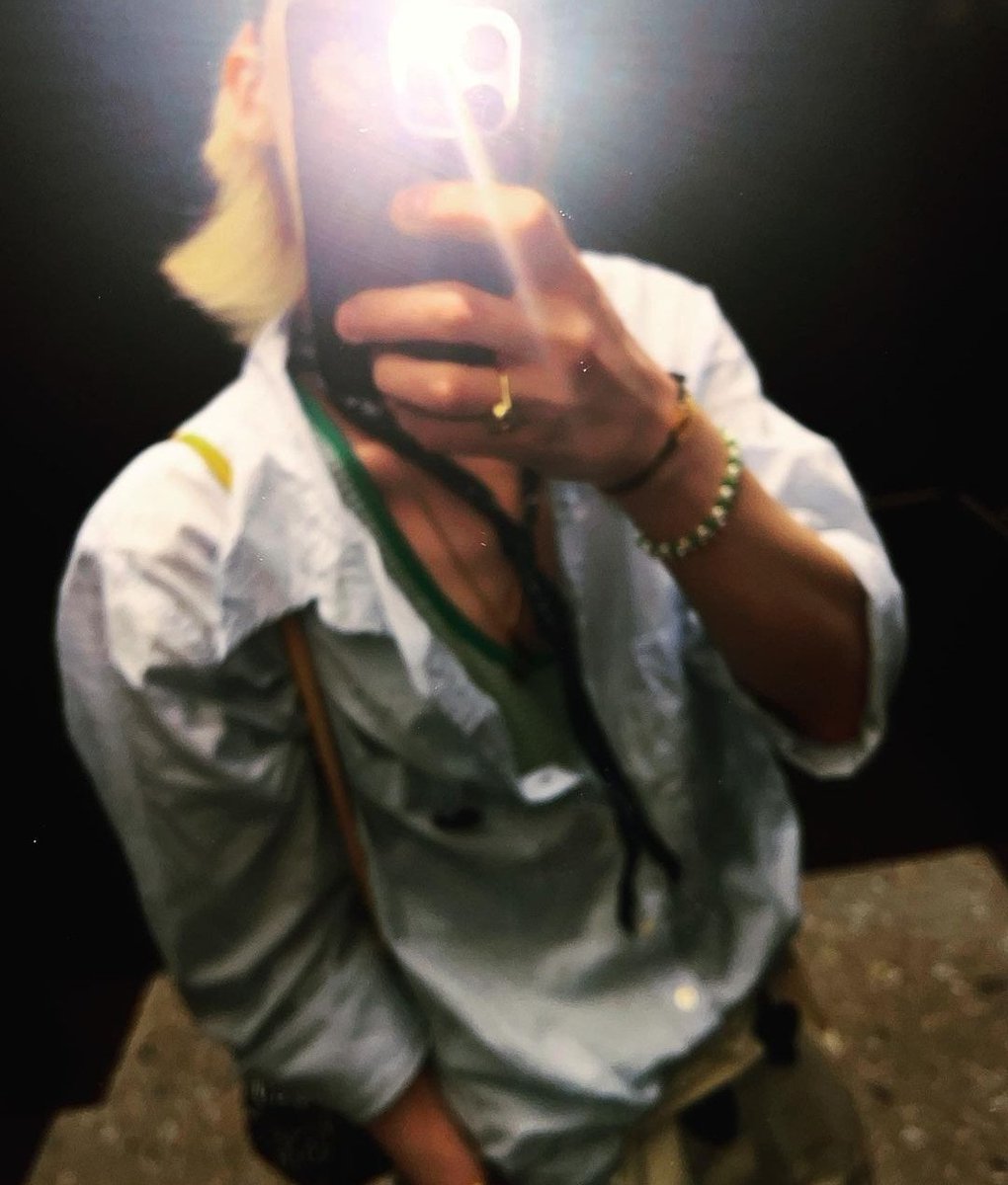 Yveth41223110's tweet photo. Actualización de nuestro bello GD🤤🤤😍😍 
#BIGBANG_StilLife 
#BIGBANGisBACK https://t.co/N7MgoWl83W