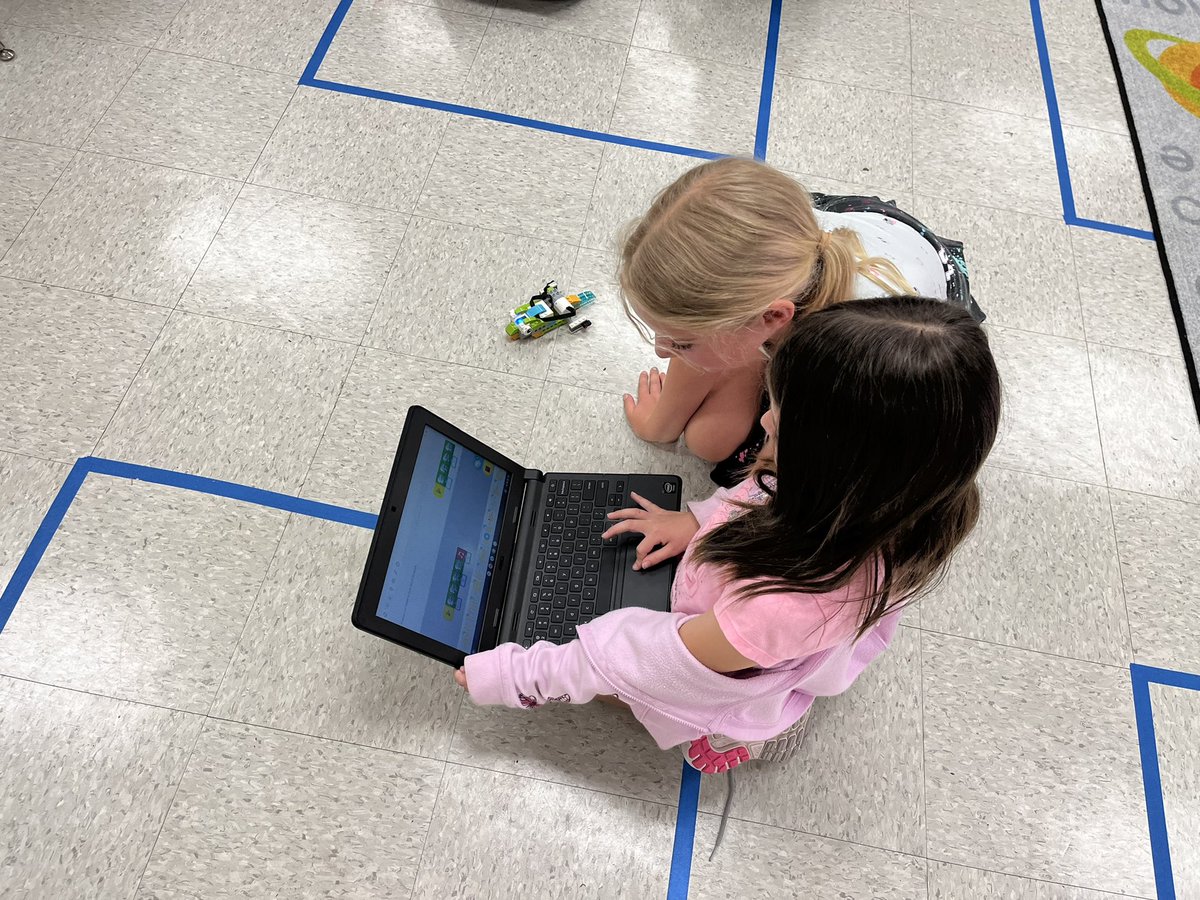 kcollazo's tweet photo. There were froglets hopping all over the @sfltrojans #STEM lab today!🐸 

If you have access to @LEGO_Education WEDO kits, the Frog Metamorphosis build is awesome! #2ndGradeScience https://t.co/Fa1Ewye1nP