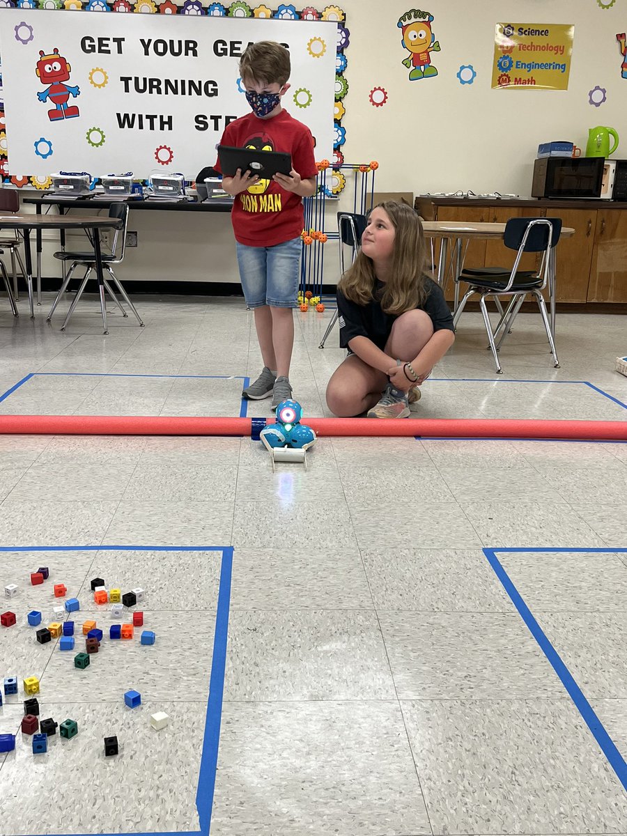 kcollazo's tweet photo. And now, featuring, amazingly engineered #Dash plows! #STEM #KidBuilt @sfltrojans @WonderWorkshop https://t.co/IvXV0NhOBS