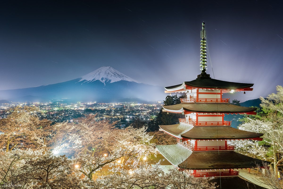 富士と夜桜☺️ 日本の象徴が融合するとこんなにも美しいとは....🌸