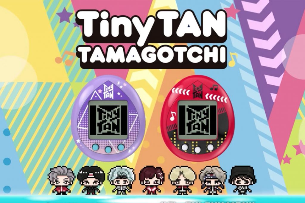 houseofarmybts_'s tweet photo. 📰 | A Bandai acabou de anunciar uma colaboração com a TinyTAN para lançar Tamagotchis de cada um dos membros.

Você pode alimentá-los com suas comidas e lanches favoritos, aumentar seu gosto por você e jogar minijogos.

Eles estão em pré-venda até 26/09 e serão enviados em 01/23 https://t.co/DqLxk6j7Du