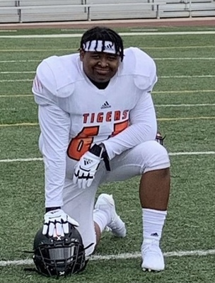 TheD_Zone's tweet photo. Belleville 2022 OG/DT/OT/OC Percy Fowler IV has committed to Lawrence Tech

https://t.co/8jd6yVprFV https://t.co/qxpO8Up0I5