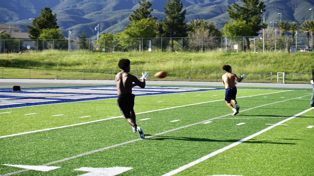 SummitSkyhawkFB's tweet image. Time flys when your having fun 💯🏆 #SummitFootball #SummitHigh #Skyhawks