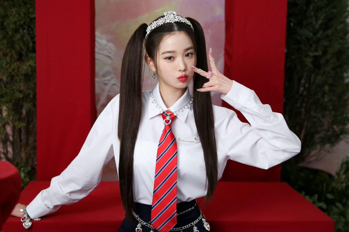 ivepics_'s tweet photo. STARSHIP NAVER UPDATE WITH #WONYOUNG #원영 https://t.co/LE7Ay2MK7g