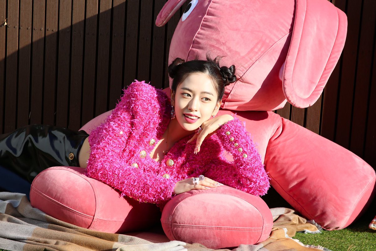 ivepics_'s tweet photo. STARSHIP NAVER UPDATE WITH #YUJIN #유진 https://t.co/QPNjwASzbm