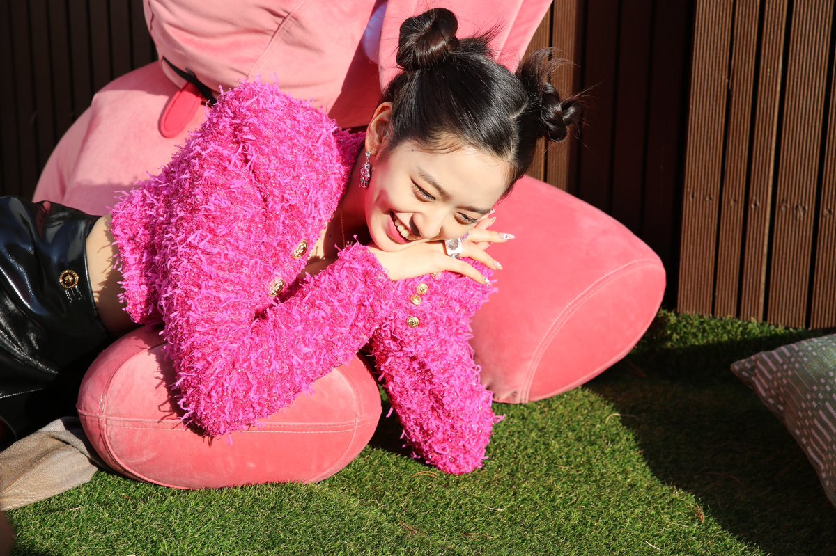 ivepics_'s tweet photo. STARSHIP NAVER UPDATE WITH #YUJIN #유진 https://t.co/QPNjwASzbm