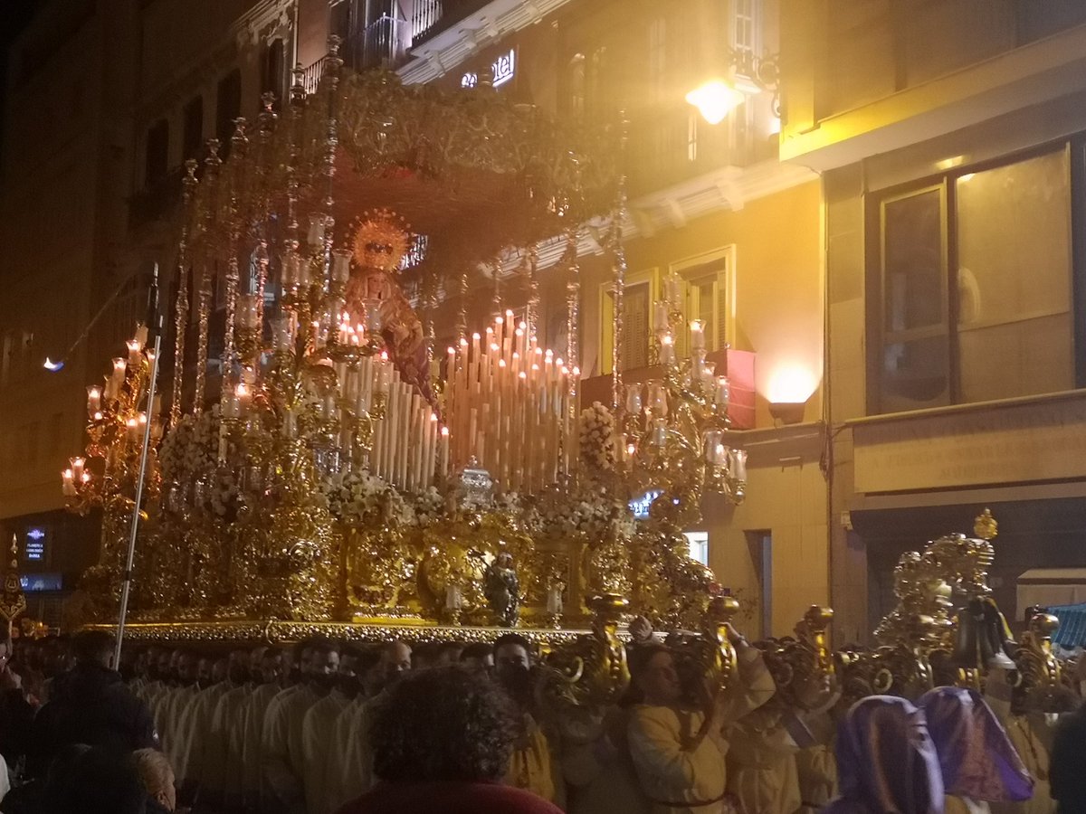 oremosmalaga's tweet photo. Además de, como siempre a @ExpiracionMlg, hoy destaco a @ArchiSangre. El cambio para bien que ha pegado la Archicofradia es evidente y desde luego se nota en la calle. Espectacular hoy verla discurrir por Carretería. Ídem ver su día a día. Enhorabuena. #todoregular #CofradíasMLG https://t.co/P7plIW4rW9