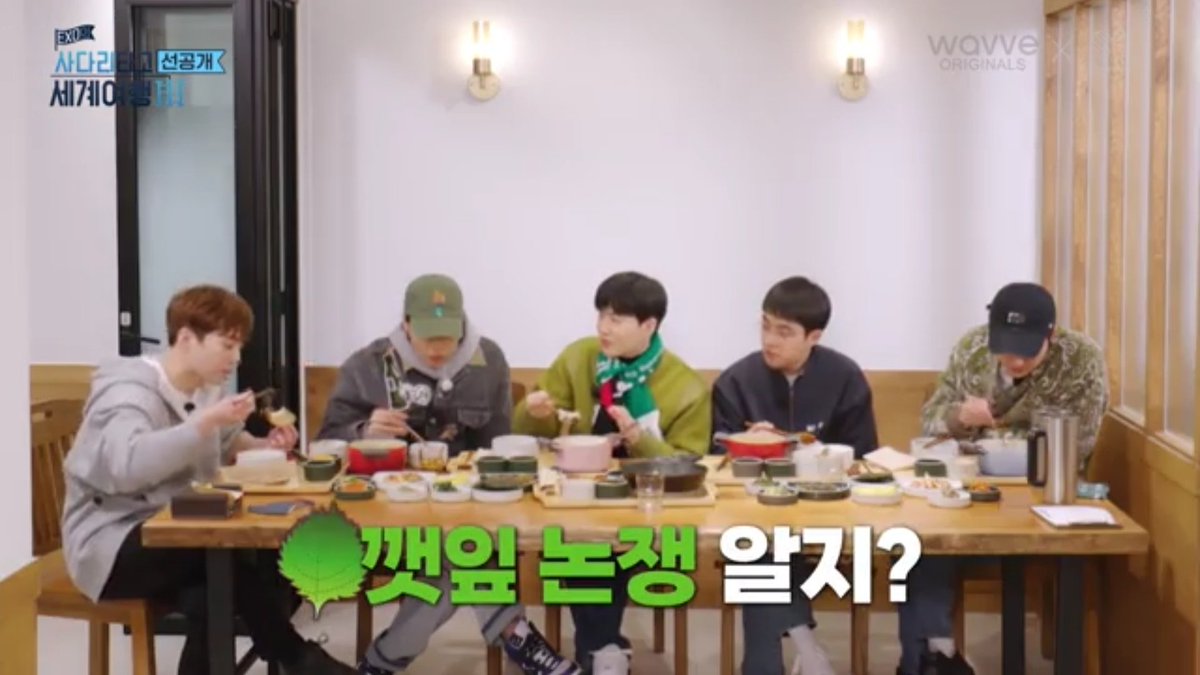 dyonigiri's tweet photo. Junmyeon asked them about "perilla leaves debate" and Minseok instead answered "what? Perilla leaves debate? why? Is the perilla leaves did something wrong?"

😅😅 https://t.co/uyfyNEvFVL