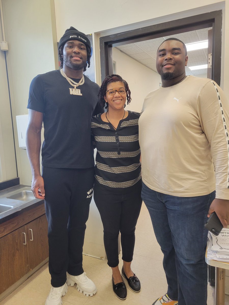 gatorADL's tweet photo. Can't describe the joy of seeing these guys today and getting to hear what they've been up to!  @Dreamville_33 #formerstudents #teacherlife https://t.co/HX1f9EgpEy