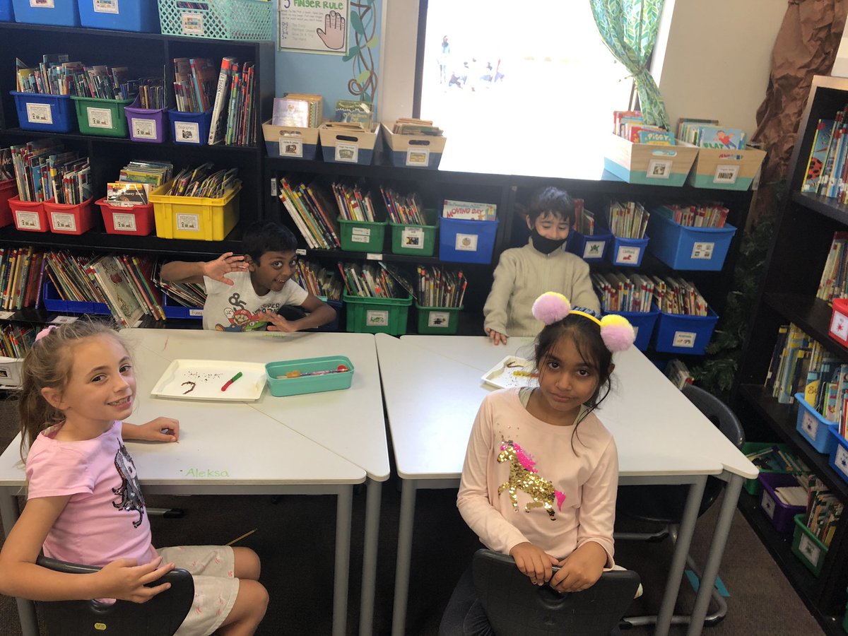 Oswald_Firsties's tweet photo. We compared real worms to gummy worms to learn about the different between living and non living things today! https://t.co/pz7nMpNOt3