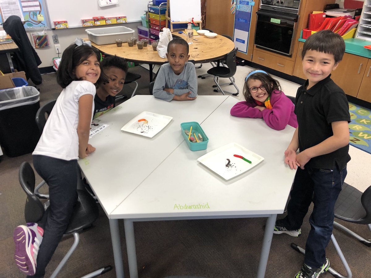 Oswald_Firsties's tweet photo. We compared real worms to gummy worms to learn about the different between living and non living things today! https://t.co/pz7nMpNOt3