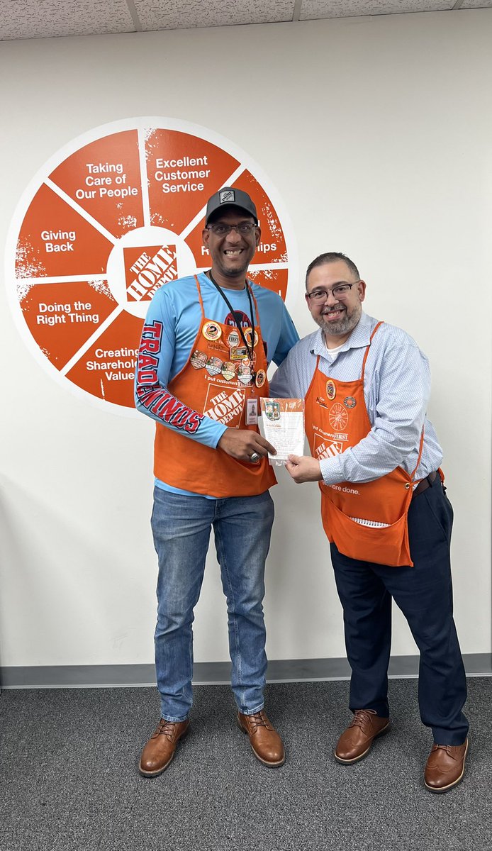 One of the biggest personalities in HD. Richard’s attitude is infectious putting smiles on everyone’s faces. We ended the visit with a great HD Cheer!!! @THDdiana @SantiBernardez