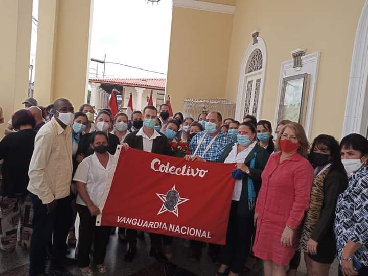 YovaldyValdes's tweet photo. Se reconoce  la labor desempeñada por la #Sucursal1532 del #BPA #PinardelRío, siendo merecedora de la bandera Colectivo Vanguardia Nacional, igualmente se ratifica a la Dirección Provincial del #BPA 
 la distinción #ColectivoDistinguido.
#SomosLaBancaHacemosNación 
#VamosConTodo https://t.co/IQAOqG6m9i
