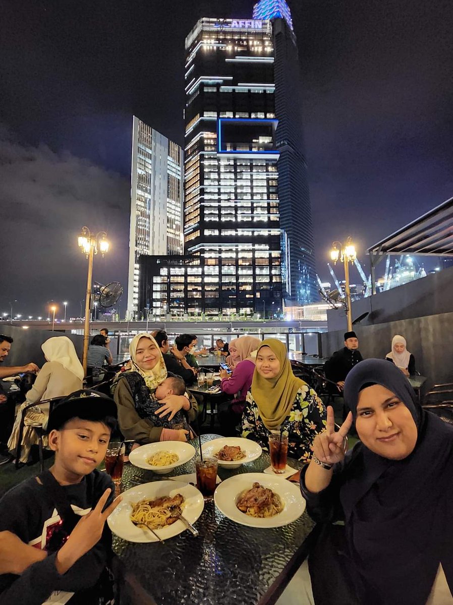 RajaCuti's tweet photo. Lama tak lepak kedai rooftop ni, time dulu datang layan sunset and live band kat sini pehhh tenang rasa hati 🎸 

Lagi cun sbb suasana dia mewah tapi harga mamak je 😆 

📍 ATSKY, Petaling Jaya 

#RajaCuti #Bukapuasa #Puasa #Sahur #Iftar #Ifthor #Rooftop https://t.co/TI8yvyqtTS